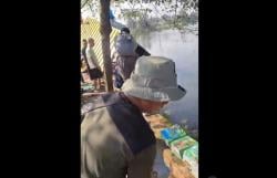 BREAKING NEWS: Ribuan Buku Pelajaran SD Rusak, Truk Pengangkut Nyemplung ke Situ Jajar Depok