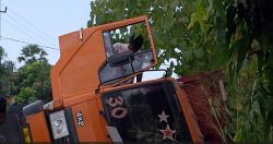 Hendak Antri BBM di SPBU Kambaniru, Dump Truck Bermuatan Kerikil Terbalik di Ruas Jalan Nasional