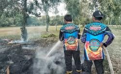 Tim Dalkarhutla Dishut Kalteng Padamkan Kebakaran Lahan di Area Lapangan Golf Palangka Raya