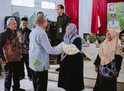 Salurkan Bantuan Beras untuk Ketahanan Pangan, Perkuat Daya Beli Masyarakat