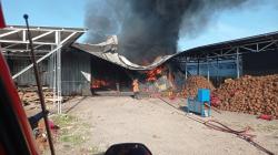 Kebakaran Hanguskan Gudang Kopra dan Belerang, Proses Pemadaman Terhambat Bau Menyengat Belerang