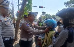 Operasi Patuh Semeru 2025 di Jombang, Pengendara Tidak Ditilang, Malah Dapat Helm Gratis