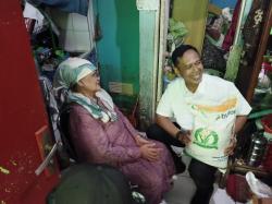 Door to Door! Pemerintah Salurkan Beras Pulen untuk Warga Bandung Kulon