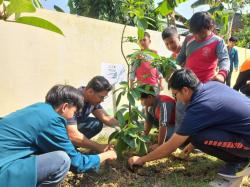 Cinta Lingkungan Sejak Dini, Siswa SDN 1 Pranten Diajak Tanam Pohon Dan Kurangi Sampah Plastik