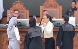 BREAKING NEWS: Nikita Mirzani Ngamuk di Depan Majelis Hakim Cecar Reza Gladys Soal Legalitas Produk