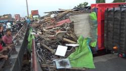 Kecelakaan Truk Terguling di Flyover Yos Sudarso Semarang, Pemotor Tewas Tertimpa Material Besi