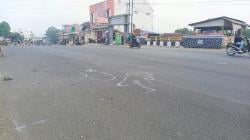 Diduga Gunakan Ponsel saat Berkendara, Pemotor Tewas Tabrak Truk Parkir di Jalan Letjen Mashudi