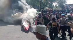Teriakan Meledak, Perahu Dibakar! Nelayan Mengamuk di Depan Kantor Bupati Pangandaran