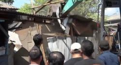 Warung Remang-remang Dibongkar Paksa, Warga Ciwandan Protes! Barang-Barang Masih di Dalam