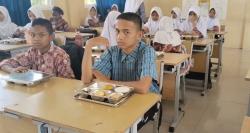 Wah! 670 Siswa SMPN 12 Cilegon dapat Makan Gratis, Menunya Bikin Ngiler