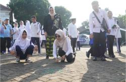 Asyik! Bupati Pandeglang Main Engklek dan Kelereng Bareng Anak di Hari Anak Nasional 2025