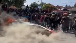Nelayan Menggila, Perahu Dibakar di Depan Kantor Bupati! Kapolres Turun Tangan Redakan Amarah Massa