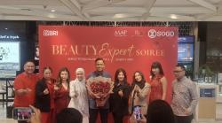 Influencer Surabaya Berbagi Rahasia Kecantikan Alami, Pengunjung Mall Diajak Lakukan Analisa Kulit