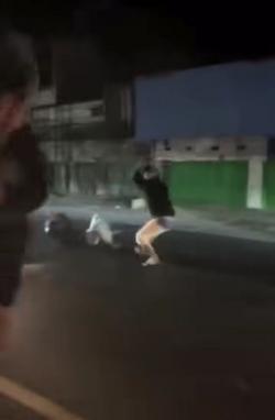 Bentrok Mengerikan di Jalan Raya Porong, Gangster Bersenjata Celurit Bikin Warga Ketakutan