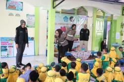 Lucu dan Edukatif, Anak-anak KB Ulil Albab Kebumen, Diajari Pakai Helm oleh Polisi