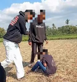 Tanpa Ampun! Remaja Ditendang dan Dipukul di Sawah Gegerkan Warga Bondowoso