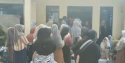 Heboh di Serang! Emak-Emak Gendong Anak Antre Bantuan Beras Gratis, Begini Suasananya