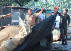 Aparat Galakkan Penertiban Bangunan Liar PKL di Lahan RTH Kota Tangerang