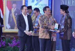 Gus Yusuf Terima Penghargaan Tokoh Pamomong