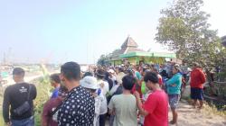 Petani Grobogan Demo Tolak Pembongkaran Jembatan, Mbah Asrini: Kami Lansia Butuh Akses