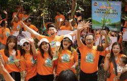 Cegah Abrasi di Pantai, Ribuan Pohon Mangrove di Tanam di Pantai Surabaya
