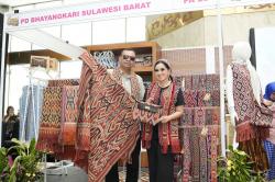 Tenun Kalumpang Pikat Hati di Bazar Nusantara 2025, Bhayangkari Sulbar Curi Perhatian