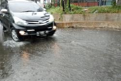 BREAKING NEWS: Semarang Diguyur Hujan Deras Disertai Angin Kencang, Listrik Padam