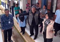 Tinjau SMPN 7 Cimanggu Pandeglang, Bupati Dewi Terharu Lihat Semangat Guru di Tengah Keterbatasan