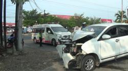 Minibus Tabrak Pohon di Depan Rumdin Kapolres Kendal, Lima Orang Luka-Luka
