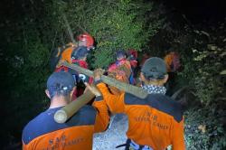 Dramatis, Tim SAR Gabungan Evakuasi Pendaki yang Meninggal karena Sakit di Gunung Slamet