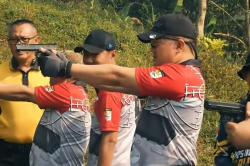 Bersenjata Pistol, Forkompinda Jombang Tampak Berdiri Tegap, Langsung Doorr!