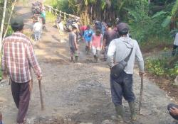 Warga Desa Cilangkap Bersama Warga Desa Senanghati Perbaiki Jalan Rusak