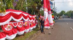 Jelang HUT ke-80 RI, Pedagang Bendera Merah Putih Musiman Mulai Ramai di Ciamis