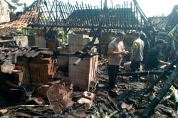 Gegara Api Tungku Dapur Sambar Dinding, Satu Rumah Warga di Desa Tirem Brati Ludes Terbakar