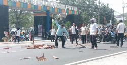 Puluhan Karyawan Pasir Putih Demo, Blokade Akses Jalur Pantura Situbondo