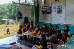 Miris, Puluhan Siswa Madrasah di Lebak Belajar di Gubuk Akibat Ruang Kelas Rusak