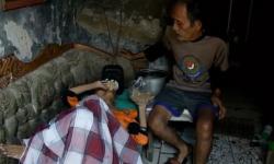 Pilu! Pemulung Renta di Lebak Rawat Anak 18 Tahun Lumpuh Layu dan Gizi Buruk, Ibu Menghilang