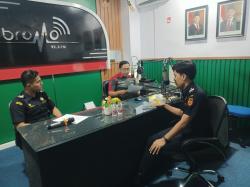 Bea Cukai Probolinggo Tekan Peredaran Rokok Ilegal Melalui Siaran Radio, Bahas Dampak Negatif