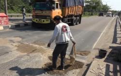 Jalan Lingkar Selatan Cilegon Berlubang Parah, Pemuda Ini Nekat Tambal Pakai Tanah