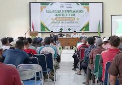 Ratusan Warga Menyerbu Proses Lelang Sawah Wakaf Oleh Badan Kesejahteraan Masjid Demak