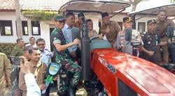 Dari Pantun ke Program Nasional: Gaya Unik Wagub Aceh Bangun Semangat Petani di Pidie Jaya