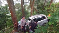 Minibus Terjun ke Jurang Mojokerto, Polisi Temukan Miras saat Evakuasi