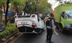 Lakalantas, Toyota Yaris Terguling Usai Tabrak 2 Kendaraan di Rajawali Bandung