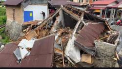 Diterjang Hujan Deras, Warung di Pasar Tandikek Ambruk ke Sungai Batang Sani