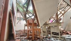 NGERI! Tiga Kelas SDN 3 Kalipucang Ambruk, Siswa Belajar Berdesakan
