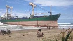 Heboh! Kapal Kargo Besar Terdampar di Pesisir Kutakarang Pandeglang