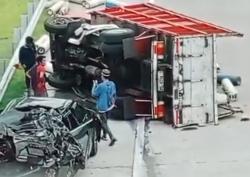 Truk Muat Tabung Gas Oksigen Tabrak Avanza di Tol Jombang, 1 Luka Berat Akibat Sopir Mengantuk