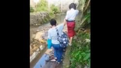 Viral Siswi SD di Semarang Berjibaku Susuri Sungai ke Sekolah gegara Akses Jalan Ditutup Pengacara
