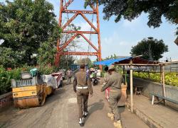Satpol PP Tertibkan 5 Manusia Gerobak di Sekitar Jembatan Gantung Telukjambe