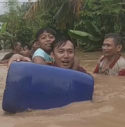 BREAKING NEWS Tanggul Jebol, Puluhan Rumah di Wonosobo Tanggamus Terendam Banjir
